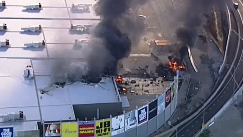 Melburn, aeroplani hyn në qendrën tregtare, pesë persona të vdekur (Video)