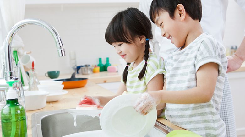 Detyroni fëmijët të bëjnë punë të shtëpisë dhe ata do të bëhen më të suksesshëm