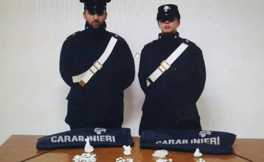 Arrestohet çifti shqiptarë, përdorën foshnjën e sapolindur për të fshehur kokainën