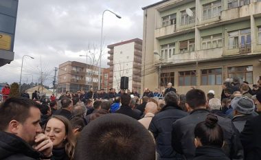 Në Vushtrri protestohet për shkak të arrestimit të Ramush Haradinajt (Foto)
