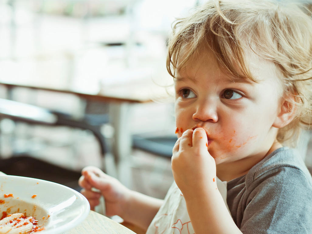 Дети кушают и плачут. Еда для детей. Ребенок завтракает. Ребенок кушает. Пережёвывание пищи дети.