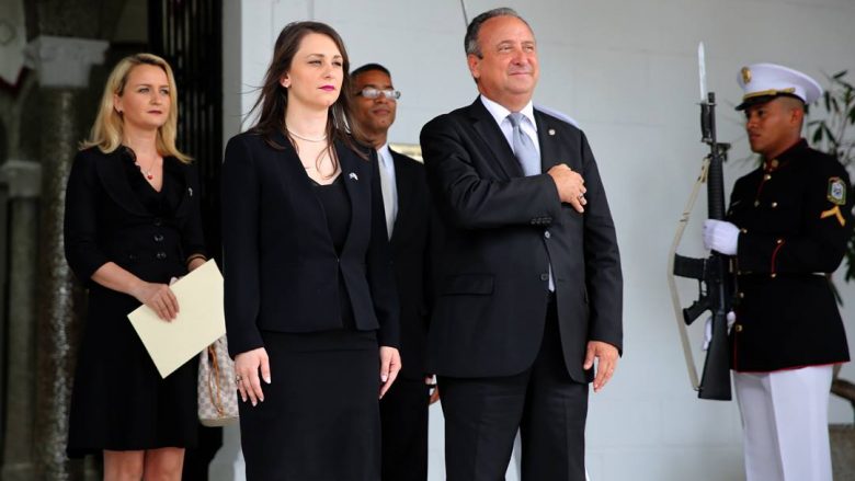 Ambasadorja Zana Rudi i dorëzoi letrat kredenciale te presidenti i Panamasë (Foto)