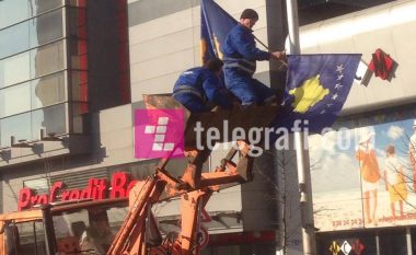 Dita e Pavarësisë, në Prishtinë flamujt vendosen me “pastrues bore”! (Foto)