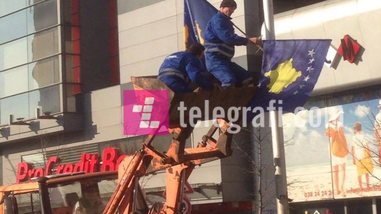 Dita e Pavarësisë, në Prishtinë flamujt vendosen me “pastrues bore”! (Foto)