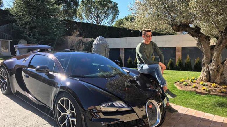 Ronaldo pozon para Bugattit, çmimi i të cilit është marramendës (Foto)