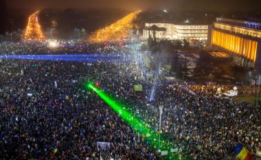 Qeveria rumune nën presion, 500 mijë persona kërkojnë dorëheqjen (Video)