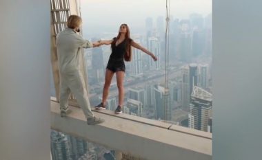 Modelja sfidon vdekjen në ndërtesën 306 metra të lartë, për të realizuar foto artistike (Foto/Video)