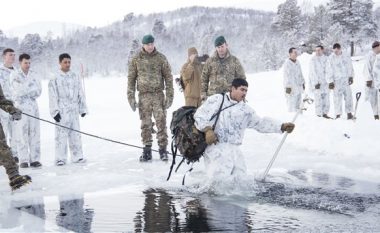 Një vrimë e bërë në një liqen të ngrirë: Aty ku stërviten forcat speciale më të mira në Tokë (Foto)