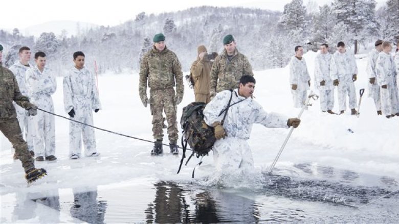 Një vrimë e bërë në një liqen të ngrirë: Aty ku stërviten forcat speciale më të mira në Tokë (Foto)
