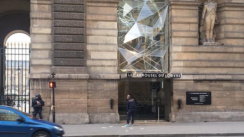 Të shtëna tek Louvre, mbyllet muzeu i famshëm në Paris (Foto/Video)
