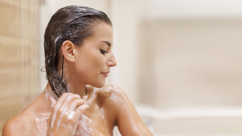 Një lugë të vogël sheqer shtoni në shampon: Këshilla e ekspertëve i ka kënaqur femrat e gjithë botës!