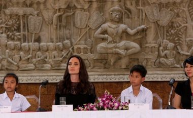 Jolie prezanton në Kamboxhia filmin për krimet e Kmerëve të Kuq