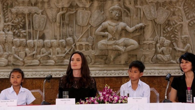 Jolie prezanton në Kamboxhia filmin për krimet e Kmerëve të Kuq