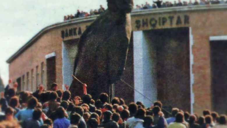 33 vjet nga rrëzimi i bustit të diktatorit Enver Hoxha