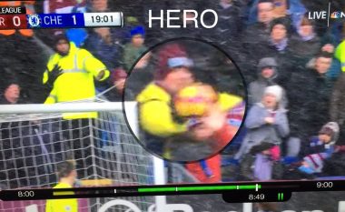 Heroi i ditës, tifozi i Burnleyt shpëton foshnjën nga topi që vinte prej një gjuajte të fuqishme gjatë takimit ndaj Chelseat (Video)