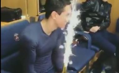 PSG i befason Di Marian dhe Cavanin me nga një tortë në dhomat e zhveshjes pasi shkatërruan Barçën (Video)