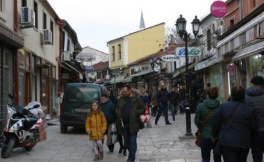 Veturat parkohen brenda Çarshisë së Shkupit, askush nuk merr masa (Video)