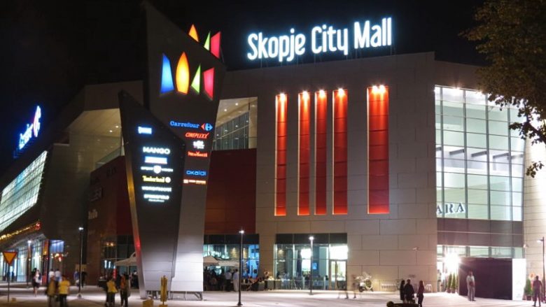Përleshje fizike mes dy të rinjve në “City Mall” në Shkup