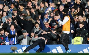 Gëzimi i çmendur pas golit të dytë, Conte hedhet në tribuna tek tifozët (Video)