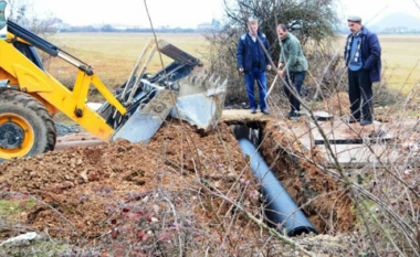 Kryetari i Dibrës dënoi shkatërrimin e gypave të sistemit për ujitje