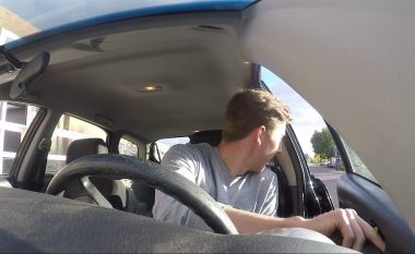 E dini përse BASH GJITHMONË dyert e veturës duhet të hapen me dorën e DJATHTË? (Video)