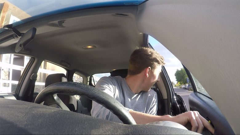 E dini përse BASH GJITHMONË dyert e veturës duhet të hapen me dorën e DJATHTË? (Video)