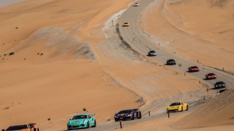 Eksperienca e vozitjes së super-veturave nëpër Arabinë Saudite (Video)