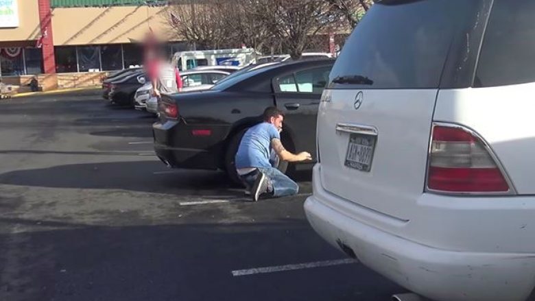 Eksperimenti social tregon metodën e lehtë të hajnave për të vjedhur vetura (Video)