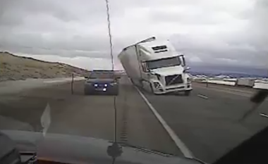 Era e fuqishme rrotulloi kamionin sipër një veture (Video)