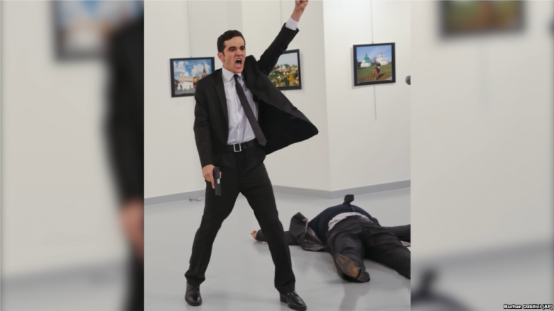Momenti i vrasjes së ambasadorit rus shpallet fotoja më e mirë e vitit (Foto)