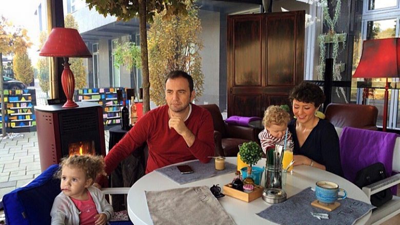 Politikanët e Maqedonisë gjejnë kohë edhe të kënaqen me familjen dhe t’i nxjerrin momentet në rrjetet sociale (Foto)