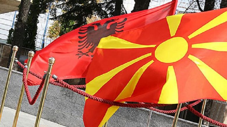 Flamuri shqiptar nuk i pengon askujt në Maqedoni (Foto)