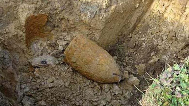 Gjetën një granatë të Luftës së Parë Botërore në Berovë, disa persona e dërgojnë në stacion policor