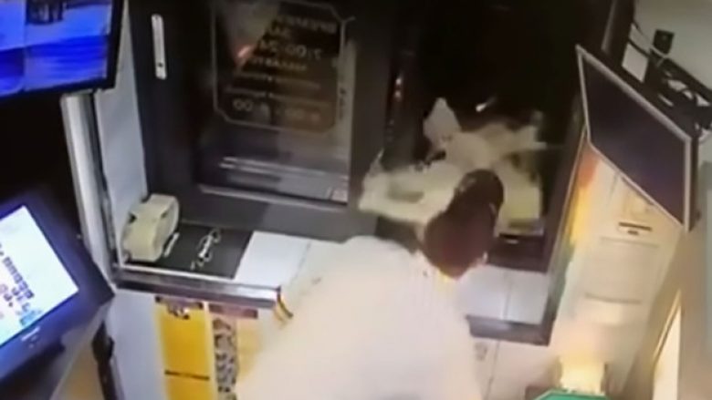 Harroi t’ia jepte sheqerin, klienti ia derdh kamerierit çajin në fytyrë (Video)