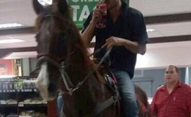Hyri me kalë në supermarket, që të blinte dhurata për ditëlindje (Video)