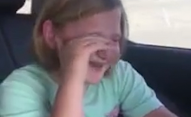 I dhurojnë pushkë për ditëlindje, dhjetëvjeçarja qan nga gëzimi (Video)
