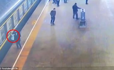 Kalimtarët nxjerrin vajzën që ra ndërmjet platformës dhe trenit (Video)