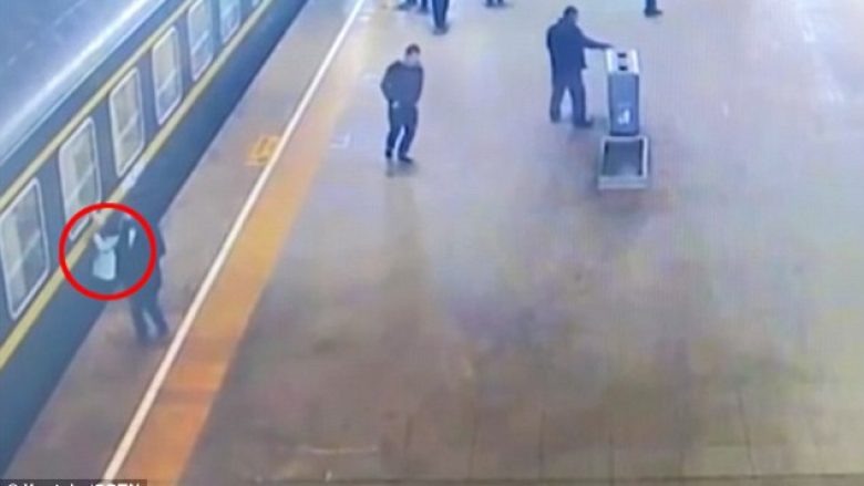 Kalimtarët nxjerrin vajzën që ra ndërmjet platformës dhe trenit (Video)