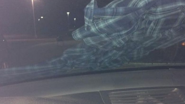 Këmisha në xhamin e përparmë të veturës, për një femër nënkuptonte tentimin për rrëmbim (Foto)
