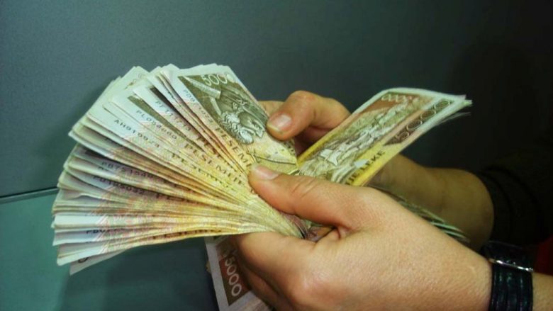 Më shumë se 2.5 milionë qytetarë nga Shqipëria kanë depozita bankare, rriten kursimet nga gratë