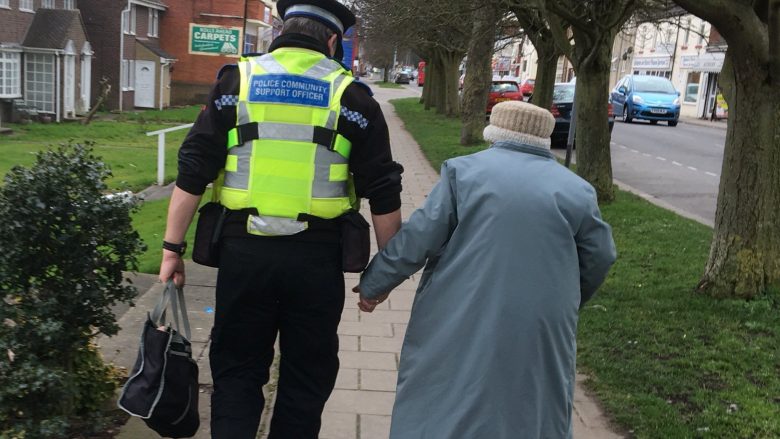 Lëvdata për policin që përcolli të moshuarën deri në shtëpi (Foto)