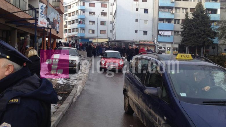 Mbi 100 serbë në veri po protestojnë kundër rrëzimit të murit