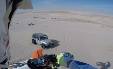 Motoçiklisti ra nga 30 metra lartësi në kapakun e Jeep Wrangler (Video)