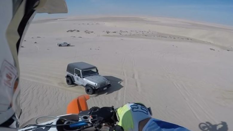 Motoçiklisti ra nga 30 metra lartësi në kapakun e Jeep Wrangler (Video)