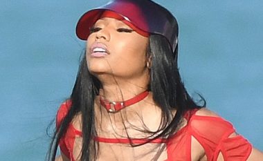 Nicki Minaj në xhirime me kostum banje, dhuron spektakël (Foto)