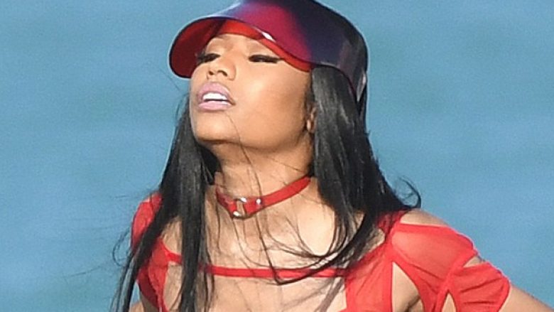 Nicki Minaj në xhirime me kostum banje, dhuron spektakël (Foto)