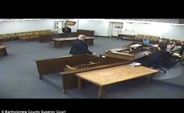 Nuk pajtohet me dënimin, e gjuan gjykatësin me karrige (Video)