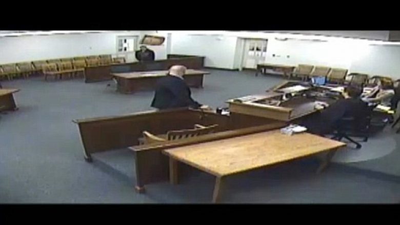 Nuk pajtohet me dënimin, e gjuan gjykatësin me karrige (Video)