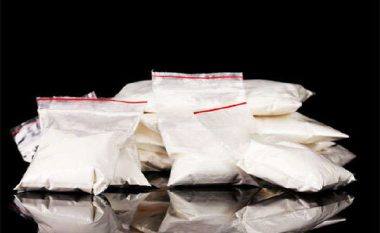 Në ambalazhin e ëmbëltuesit të qumështit, gjeti kokainë në vlerë të 12 mijë eurove (Foto)