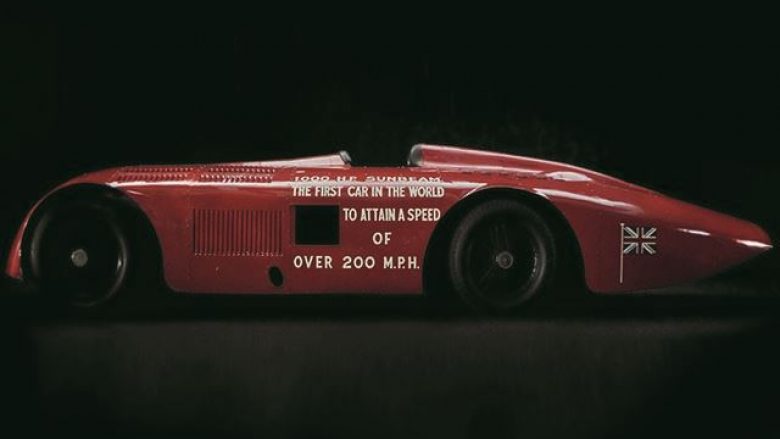 Pas 90 vitesh, rikthehet vetura e parë që arrinte mbi 300 kilometra në orë (Foto)